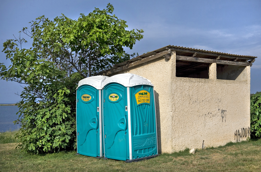 09 beach toilets liznjan